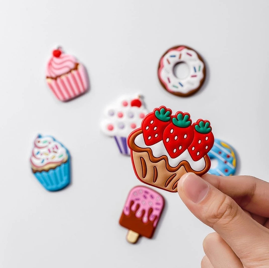 مغناطيس ثلاثي الأبعاد لثلاجة زخرفي على شكل كعكة إبداعية بطراز كارتوني بألوان عشو