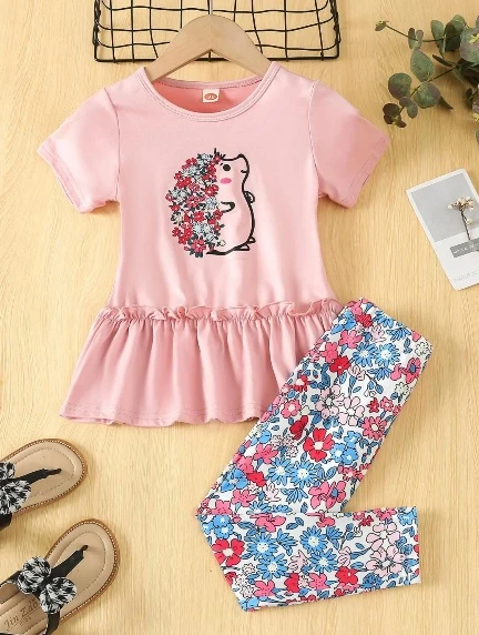 طقم مكون من قطعتين من تي شيرت وبنطال ضيق بطبعة قنفذ كرتوني لفتاة صغيرة