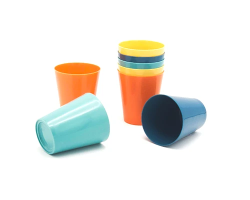 مجموعة أكواب بلاستيكية متعددة الألوان