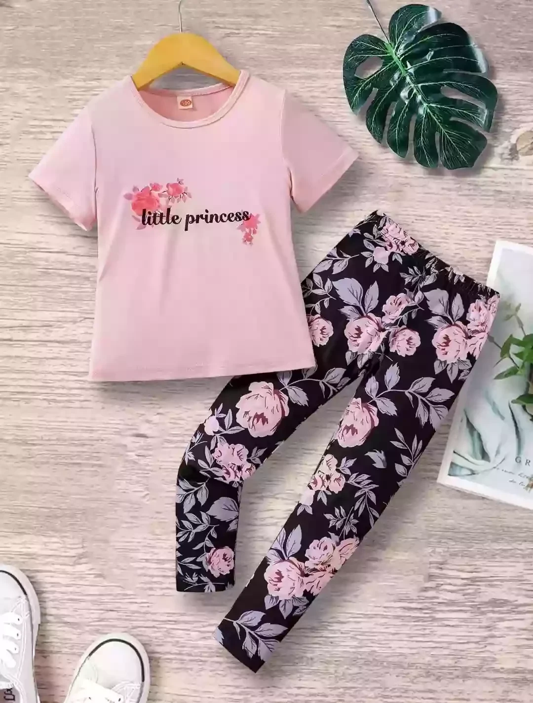 طماق مع تي شيرت بجرافيك زهر وعبارة للبنات الصغار